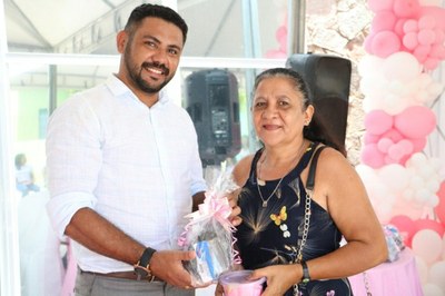 Presidente da Câmara Carlito Pedro com uma participante do evento.jpg